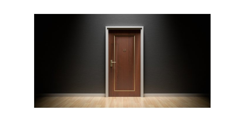 Drzwi wejściowe drewniane – czy i kiedy warto na nie postawić?